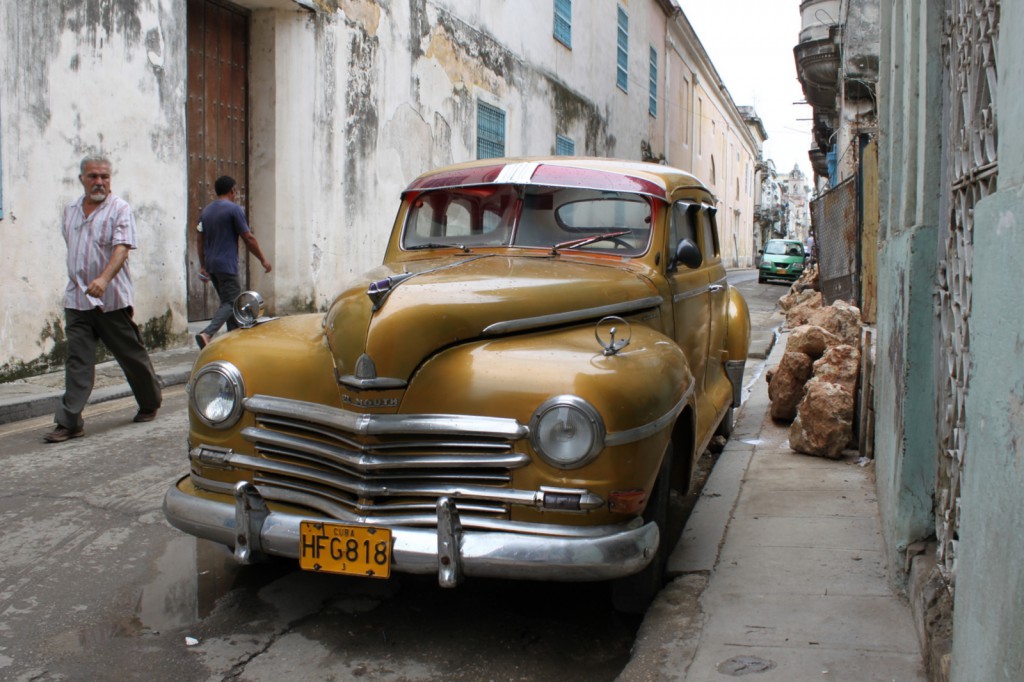 Along the malec n vintage plymouth in cuba 1024x682 Oldtimer Cuba. 